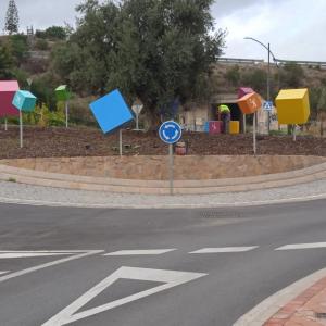 Rótulos decorativos en forma de cubos o dados para rotonda. Trabajo para Urbanizadora Constructora ICE, S.A. en Málaga. 