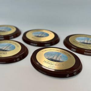 Trofeo en Metopa de madera con placa de latón en fotoimpresión y textos en bajo relieve con patina de tinta negra. Para Corsarios del Estrecho - Sotogrande Cádiz