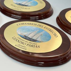 Trofeo en Metopa de madera con placa de latón en fotoimpresión y textos en bajo relieve con patina de tinta negra. Para Corsarios del Estrecho - Sotogrande Cádiz