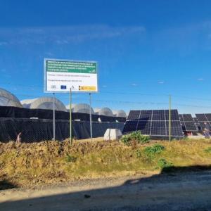 Valla cartel de obra publicitaria de subvención proyecto para plantas de placas solares fotovoltaicas de la Junta de Andalucía.