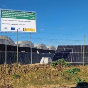 Valla cartel de obra publicitaria de subvención proyecto para plantas de placas solares fotovoltaicas de la Junta de Andalucía.