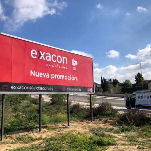 Valla publicitaria o cartel de obra de 8x3 m. Exxacon en Entrenúcleos Dos Hermanas Sevilla.