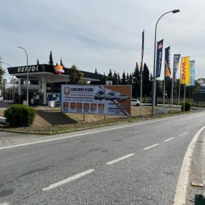 Valla publicitaria o cartel de obra de 8x3 m. Lion Renta Car Sevilla.