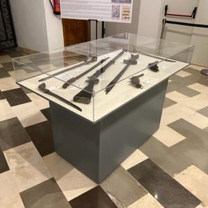 Vitrina expositora para maniquís, en aluminio lacado y frontal de metacrilato. Museo de Historia Militar de Sevilla.